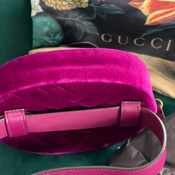 LIKE NEW GG Marmont Velvet Matelassé Belt Bag - Picture 7 of 10